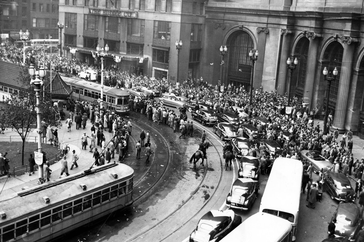 MikeACollier's tweet image. 77 years ago yesterday, more than 200,000 people turned out to celebrate the Cleveland Indians’ World Series victory over the Boston Braves, with a parade stretching from Terminal Tower to University Circle.