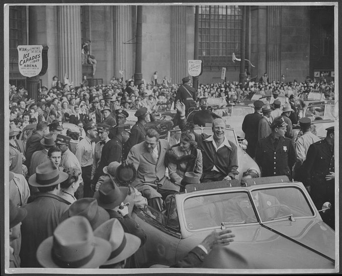 MikeACollier's tweet image. 77 years ago yesterday, more than 200,000 people turned out to celebrate the Cleveland Indians’ World Series victory over the Boston Braves, with a parade stretching from Terminal Tower to University Circle.
