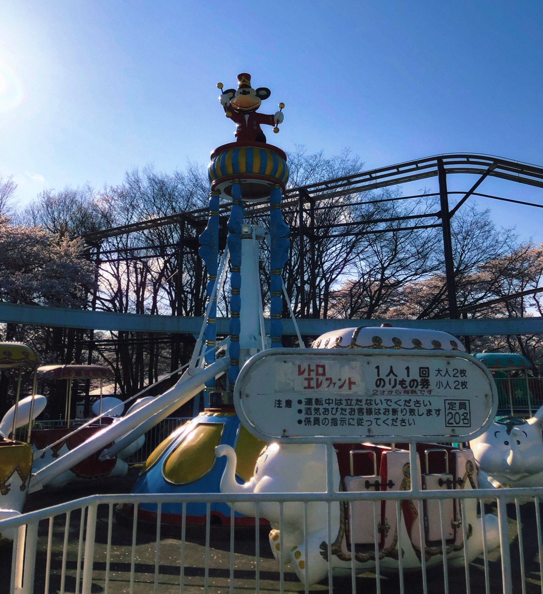 palmtree_616's tweet photo. 春秋の動物園に漂う幸福感
ところどころ危うい遊園地エリア https://t.co/7bTZ27nrLy