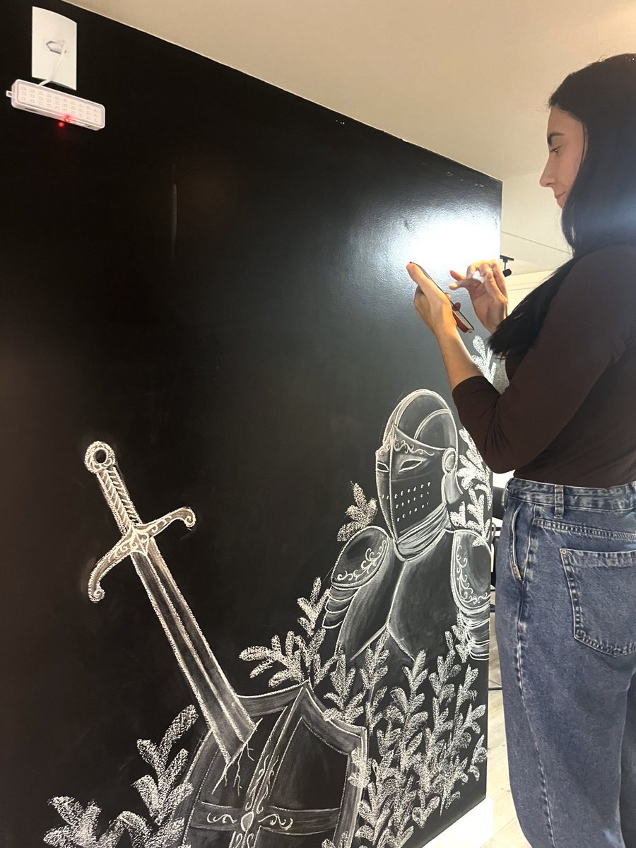 _isabelaMAC's tweet image. This weekend we had some chalk art on the wall! Letting go felt so freeing!
Every fingerprint turned into a shadow, a blur, an effect!
Too bad I can’t be like that with other techniques! 😂