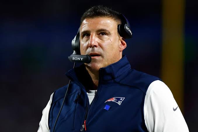 BigHuncho3722's tweet image. Some winced at Kraft’s abrupt transition to Mike Vrabel. But the real ones knew he was our only hope.
It didn’t even take a year for Vrabel to rebuild the entire organization from scratch. New front office, new coaching staff, new roster. No stone was left unturned.
Out went…