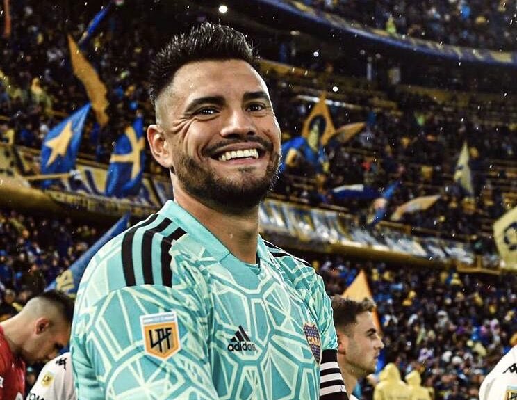 BocaPrioridad's tweet photo. 🚨 Sergio #Romero está en la mira de Argentinos Juniors, que liberó cupo para incorporar por la lesión del Ruso Rodríguez. #Boca lo DEJARÁ IR en caso de que él lo decida. 

❌️ El Bicho tambien consultó por #Brey. El xeneize respondió que NO LO CEDEN. https://t.co/VcH6qT0GbL