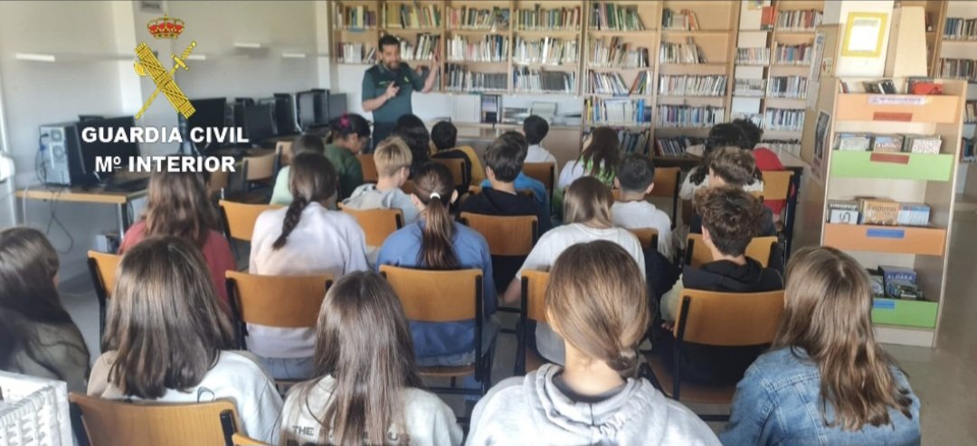 Conferencia de #TRIC en el  #IESilladearousa  este lunes 13, impartida por el Guardia Civil del #PlanDirector José Manuel Lustres, con la asistencia de 24 alumnos ( 1° Eso ) y 2 profesores.