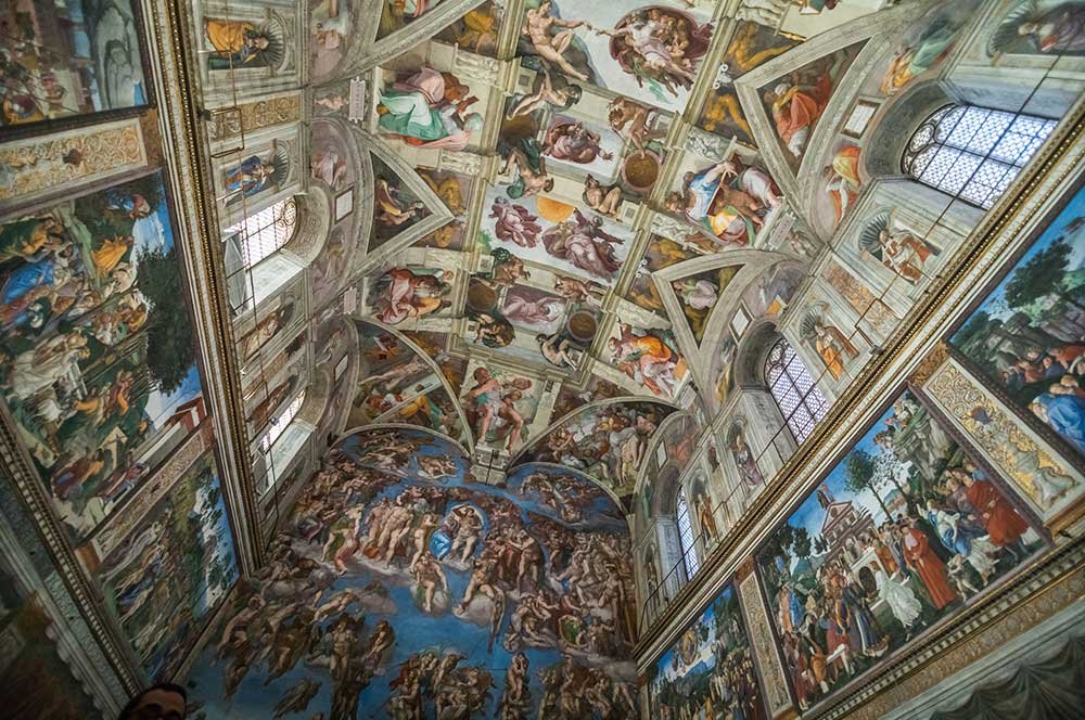Diego_PalermoB's tweet photo. La bóveda de la #CapillaSixtina es una obra cumbre del Renacimiento, pintada por #MiguelÁngel entre 1508 y 1512.
El encargo original del papa #JulioII era pintar a los doce apóstoles, pero Miguel Ángel lo convenció de permitirle una composición más ambiciosa. El resultado es una compleja iconografía que relata la historia del #Génesis y la promesa de salvación a través de las profecías.
La estructura central de la bóveda se divide en nueve paneles que representan escenas del •, ordenados cronológicamente desde el altar hacia la entrada. Estos se dividen en tres bloques temáticos:
La Creación del Mundo:
• Separación de la luz y las tinieblas.
• Creación del Sol, la Luna y las plantas.
• Separación de las aguas.
La Historia de Adán y Eva:
• La creación de Adán.
• La creación de Eva.
• El pecado original y la expulsión del Paraíso.
La Historia de Noé:
• El sacrificio de Noé.
• El diluvio universal.
• La embriaguez de Noé.
Figuras secundarias
Alrededor de los paneles centrales, Miguel Ángel pintó una serie de figuras que complementan el relato bíblico:
Profetas y sibilas: Entre la arquitectura simulada, se alternan siete profetas del Antiguo Testamento (como Jonás, Jeremías e Isaías) con cinco sibilas de la antigüedad clásica. Estas figuras, sentadas sobre pedestales, simbolizan la profecía de la llegada de Cristo tanto en el mundo judío como en el pagano.
Ignudi: Cuatro jóvenes desnudos, pintados en las esquinas de los paneles centrales, sujetan medallones de bronce falsos. Su significado es debatido, pero su presencia es un rasgo característico de la estética renacentista y humanista.
Antepasados de Cristo: En los lunetos (espacios triangulares sobre las ventanas) y en las enjutas triangulares se representan a los antepasados de Cristo, creando una genealogía que conecta el Antiguo Testamento con la promesa de la salvación.
Pechinas: En las cuatro esquinas de la bóveda, las pechinas representan escenas del Antiguo Testamento que simbolizan la salvación del pueblo judío, como la historia de David y Goliat o el castigo de Amán.