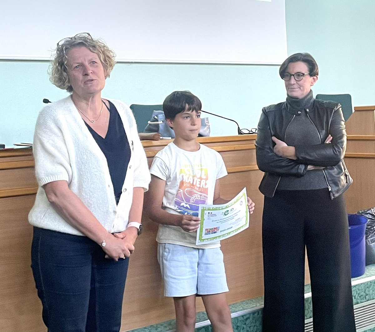 CarolineFel's tweet image. Et bravo à l’école du Curé d’Ars à @Angers  qui reçoit également son label #E3D, en présence de la directrice et d’un éco-délégué, pour son projet de lutte contre le gaspillage et la végétalisation de sa cour 👏🏻 #GrandiràAngers