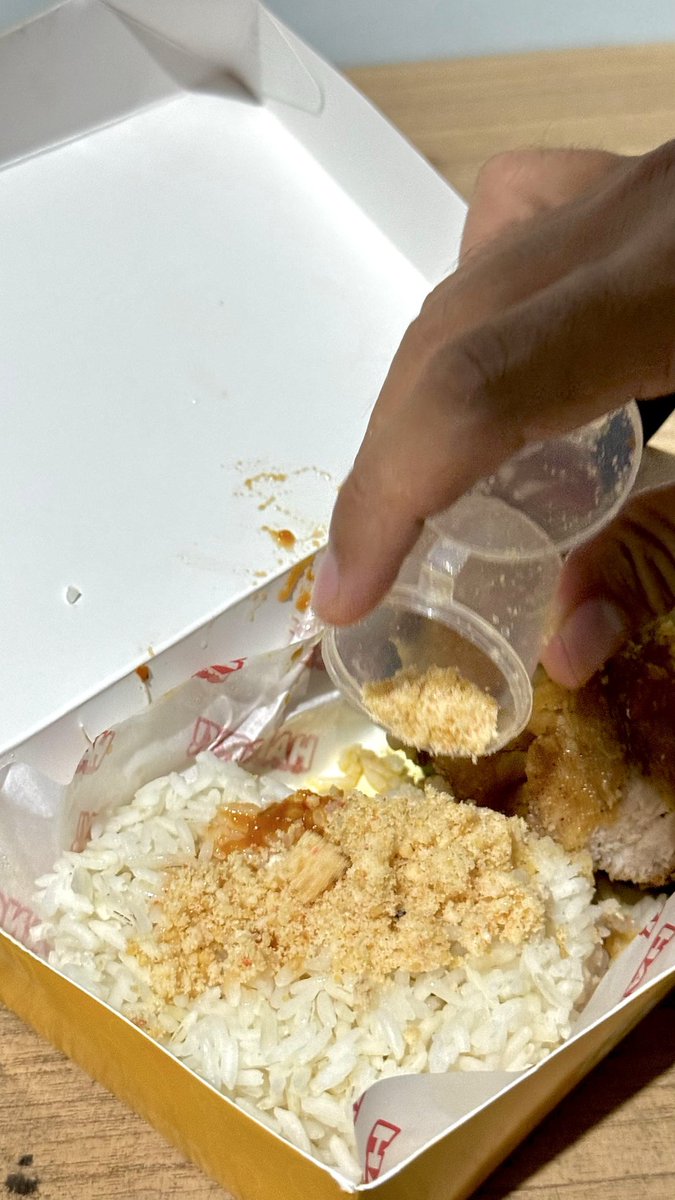 Pasca gym hal yang harus dilakukan itu pemenuhan kebutuhan protein. Nah kebetulan tadi aku dateng ke <a href="/unochicken_id/">UNO CHICKEN</a> buat beli menu ayam dada yg super gede ini.
Dengan toping koya sotonya yg unik guys. Awalnya ngerasa agak aneh. Eh ternyata malah tambah enak banget, hahaha. ✨✨