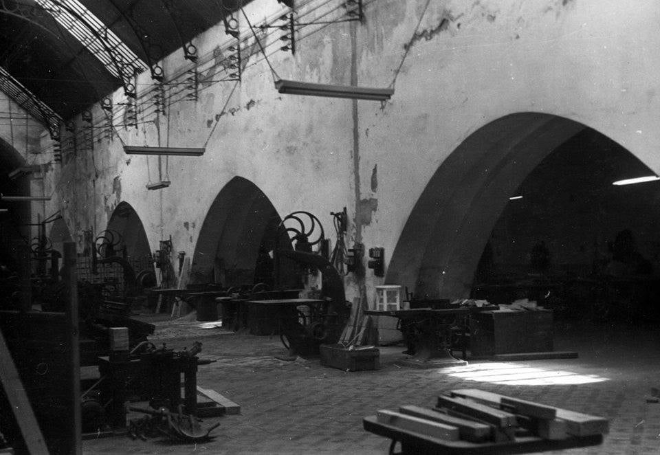 Interior de una de las naves de las Reales Atarazanas, cuando tenían uso militar.

Año 1962.