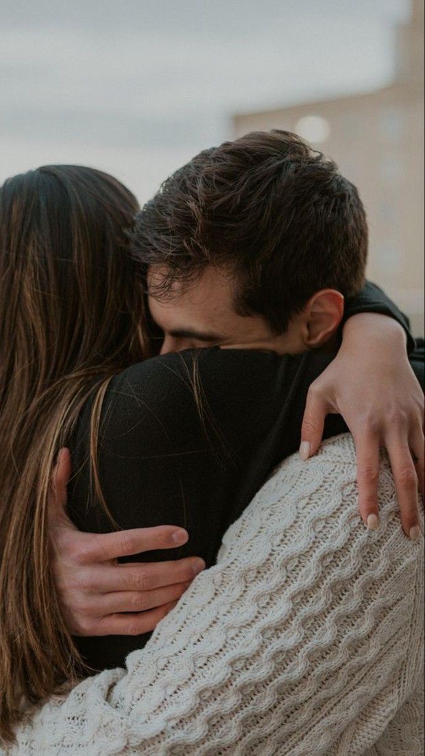 "Si algún día me encuentras mirando hacia un punto fijo, acércate en silencio y abrázame fuerte, estoy tratando de ganarle la batalla a mis pensamientos."
Mario Benedetti 🖋️
Buen Inicio De Semana. 🌷