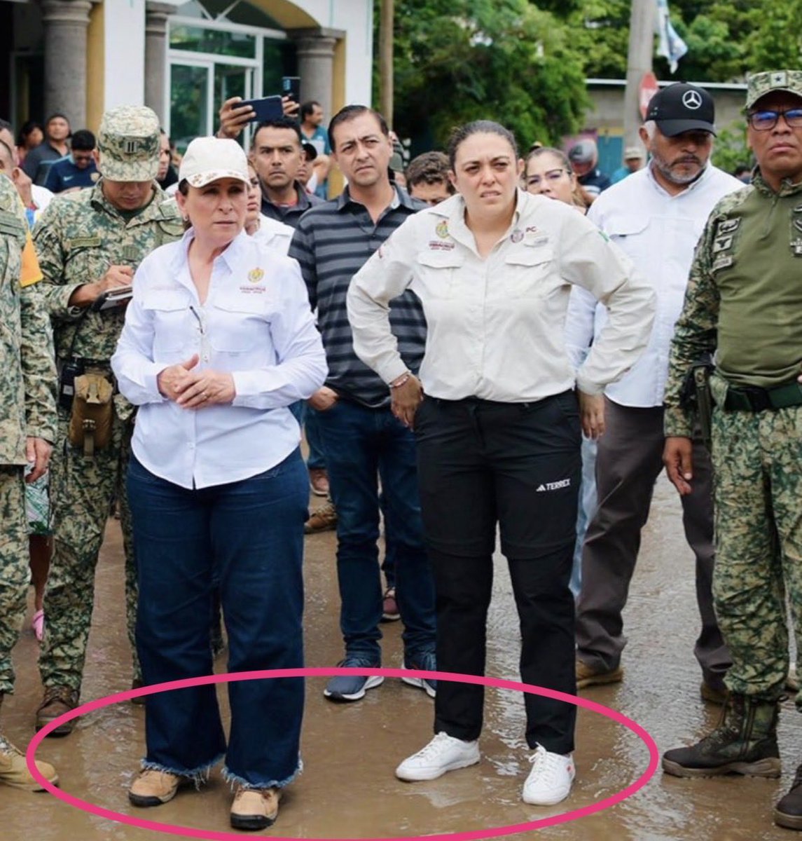deniseramosm's tweet image. Buenos días a todos, menos a estas personas que flotan sobre el agua. “¡Qué buen Photoshop!”, dijo nadie. Le hubieran puesto tantito lodo a los tenis blancos. ¿Café?