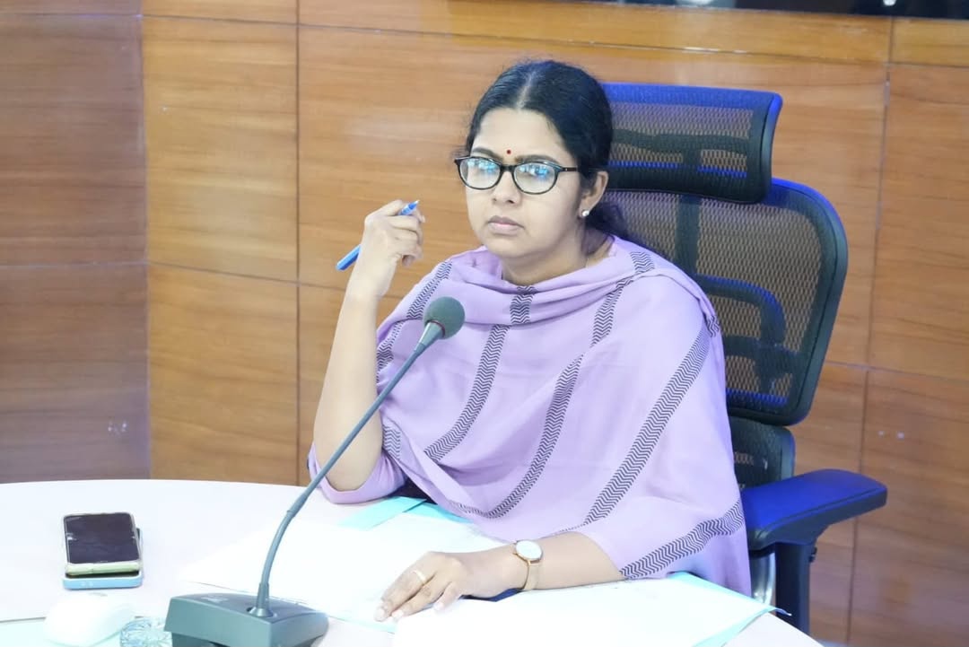 PalamuLibrary's tweet image. डीसी ने डीईजीएस और ई-गवर्नेंस के तहत किए जा रहे कार्यों की समीक्षा की*
सोमवार को उपायुक्त सह जिला दंडाधिकारी समीरा एस की अध्यक्षता में जिला पुस्तकालय, पलामू/डीईजीएस/ई-ऑफिस/एनआईसी/आधार के सुचारू संचालन को लेकर बैठक हुई।