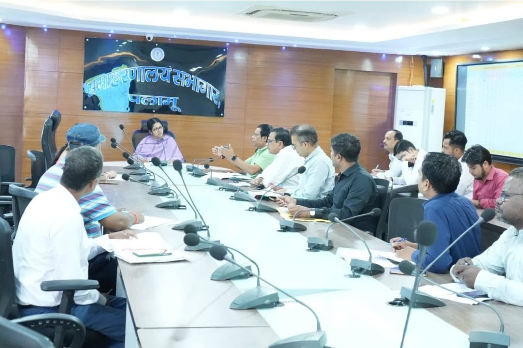 PalamuLibrary's tweet image. डीसी ने डीईजीएस और ई-गवर्नेंस के तहत किए जा रहे कार्यों की समीक्षा की*
सोमवार को उपायुक्त सह जिला दंडाधिकारी समीरा एस की अध्यक्षता में जिला पुस्तकालय, पलामू/डीईजीएस/ई-ऑफिस/एनआईसी/आधार के सुचारू संचालन को लेकर बैठक हुई।