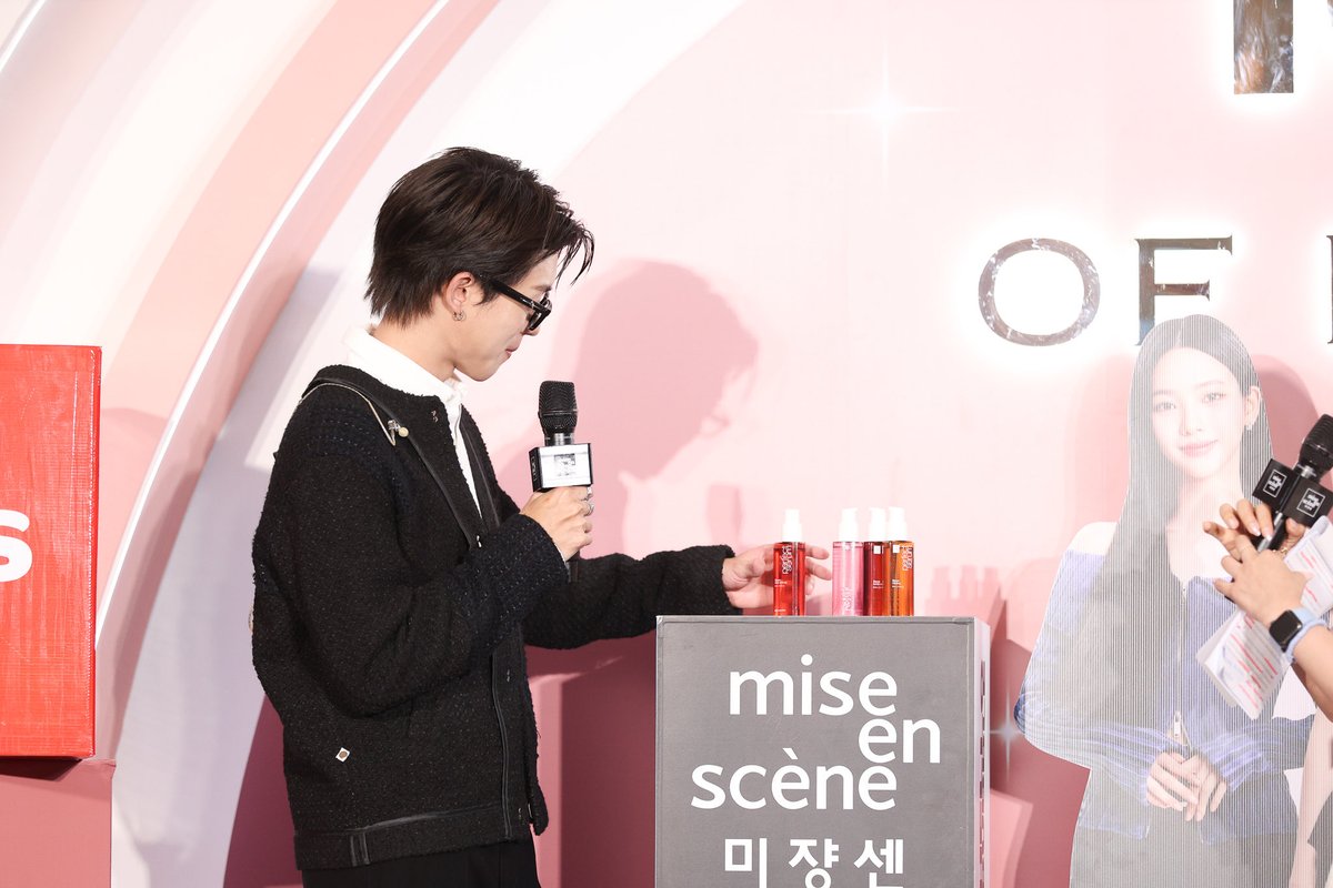 miseensceneTH's tweet photo. คนหล่อ @NewChayapak สนุกสุด 😏
#มีสอองแซน
#MISEenSCENETH
#MISEenSCENEXNEW
#NEWCHAYAPAK https://t.co/mhSgpzM6cV