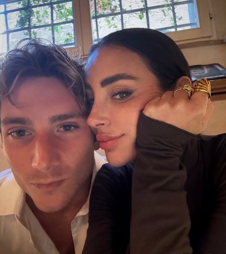 Sonia6S's tweet image. La dottoressa che in un solo post ci regala il weekend senese,il selfie tanto atteso con il fidanzato (amori bellissimi 😍🥹❤️), la sponsorizzazione al negozio del suocero 👜, la sua bellezza e pure un bel 🍄 (ce la vedete alla ricerca di funghi... 🤏🏻🥰)
Tutta vita🎀🎀
#tommavi