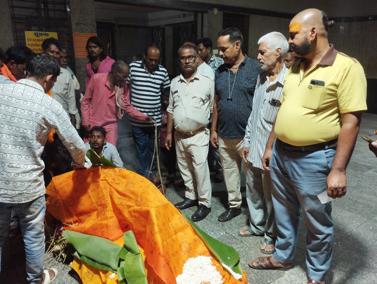 <a href="/KamalKumarShrm2/">Kamal Kumar Sharma</a> जवाहर पासवान तो पुलिस प्रशासन में सेवा देते हुए अपनी जान की आहुति दी है। 
पुलिस प्रशासन का अवकर्तव्य बनता है की जवाहर पासवान के बच्चों को समुचित व्यवस्था दे । जिससे उसके बच्चों को रोड में भटकना न पड़े।