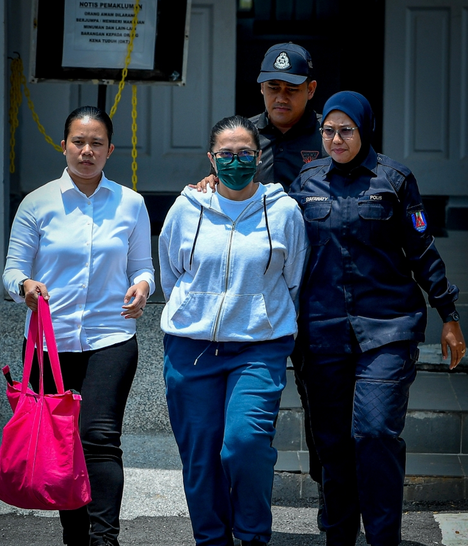 SinarOnline's tweet image. Sharifah Faraha dituduh miliki pistol, dipercayai dibekalkan kepada warga Israel
Seorang pegawai polis memberitahu Mahkamah Sesyen bahawa, beliau dimaklumkan mengenai penemuan sepucuk pistol di dalam sebuah beg galas berwarna hitam ketika serbuan dilakukan di sebuah rumah.…