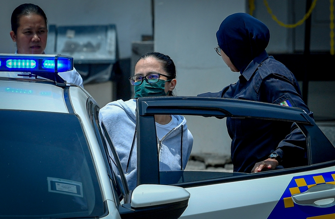 SinarOnline's tweet image. Sharifah Faraha dituduh miliki pistol, dipercayai dibekalkan kepada warga Israel
Seorang pegawai polis memberitahu Mahkamah Sesyen bahawa, beliau dimaklumkan mengenai penemuan sepucuk pistol di dalam sebuah beg galas berwarna hitam ketika serbuan dilakukan di sebuah rumah.…