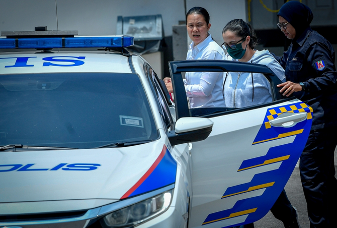 SinarOnline's tweet image. Sharifah Faraha dituduh miliki pistol, dipercayai dibekalkan kepada warga Israel
Seorang pegawai polis memberitahu Mahkamah Sesyen bahawa, beliau dimaklumkan mengenai penemuan sepucuk pistol di dalam sebuah beg galas berwarna hitam ketika serbuan dilakukan di sebuah rumah.…