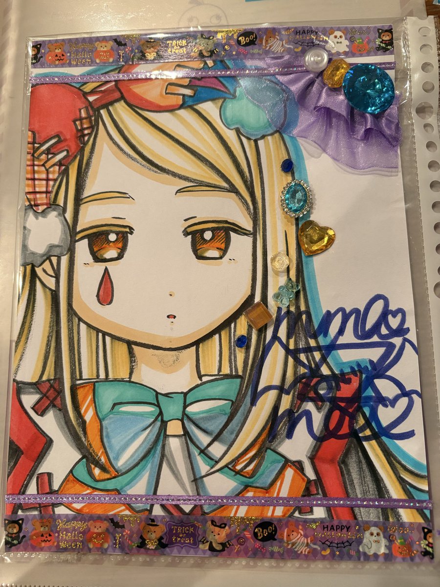 Necomimi1102's tweet photo. 一点物というのにも惹かれハロウィン広のイラストを購入させて頂きました…✨️家に帰りまじまじと観察するとテープが！ハロウィン仕様だったり🎃ジュエルがたくさん付いていたり💎.*
あの時間まで会場にいてあの場で足を止めてよかったです😊本当に可愛いですありがとうございます！

@mahounekomii2 https://t.co/dnT0VAtFAX