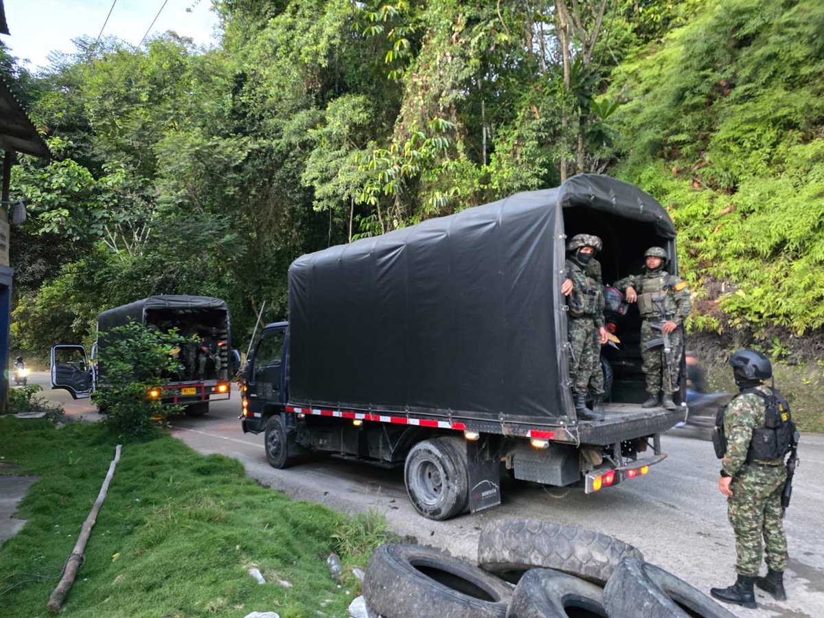 lafm's tweet image. Tras la asonada que se registró en Sonsón, el gobernador de Antioquia, Andrés Julián Rendón, confirmó que los soldados se encuentran a salvo, pero le pidió a la Fiscalía investigar los ataques contra los uniformados por parte de cerca de 400 ciudadanos.