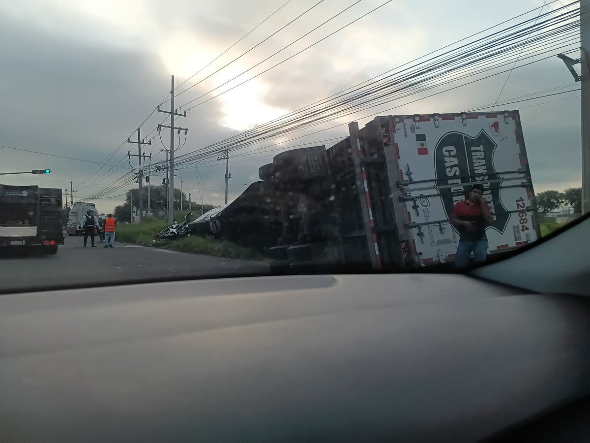 kikeacvdo12's tweet photo. Vehículo de carga pesada volcado en el retorno de gas rosa en la alameda https://t.co/dBDYWM7puE