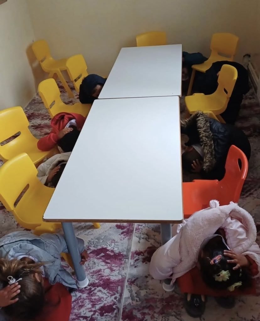 Akcam25's tweet photo. Okulumuzda deprem tatbikatı yapıldı. Tatbikat esnasında çök-kapan-tutun hareketinin yapılışı, sonrasında ise okul tahliyesi ve toplanma alanı hakkında bilgiler verildi.
@Erzurum_Mem @KoprukoyMeb https://t.co/MJ9qu3AKWj