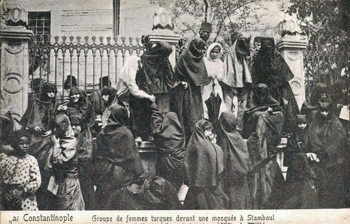 İstanbul'da bir caminin önünde bir grup Türk kadını

Constantinople Groupe de femmes turques devant une mosquée à Stamboul