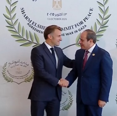 استقبال خاص.. الرئيس السيسي يستقبل ماكرون في مقر قمة شرم الشيخ 