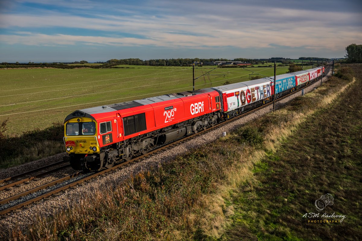 ASMRailPhotos's tweet image. 🖍️| 3Z24 1310 North Road to Corkerhill C.S.M.D.

📣| @GBRailfreight @railway200 
🚂| Class 66719 ‘Michael Portillo’
🚂| Class 66710 ‘Karen Harrison’ 
📍| Whinney Hill
📆| 10/10/2025

#class66 #66719 #66710 #inspirationtrain 

📸| Photography by @ASMRailPhotos ©️