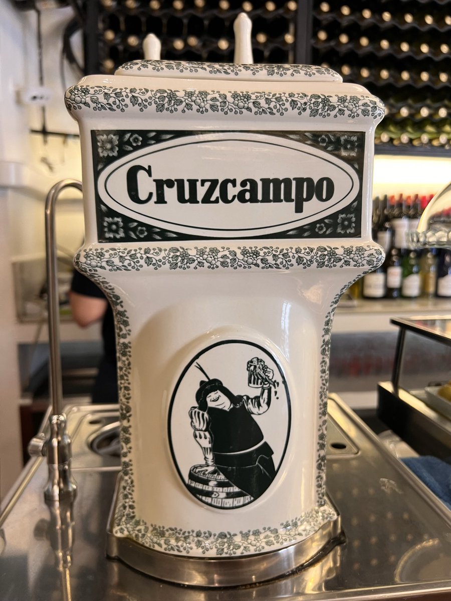 Jamás pensé que tendría que escribir esto, pero he encontrado un sitio en Madrid donde la Cruzcampo está como en Andalucía, me siento en casa 🥹🫠