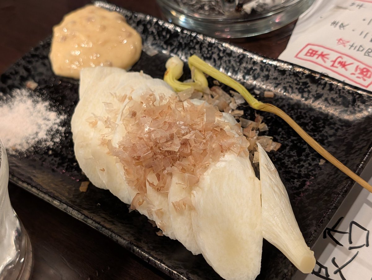 weekend_yawata's tweet photo. 酒場えいと さん
マコモダケ焼いたやつ
マコモダケ珍しいですよね～他のどんな食べ物にも例えずらい食感お味美味しいよね
マコモダケが置いてあったら必ず食べます🤤
やみつきキャベツ
酢の物
銀杏
シンプルでこういうのずっと食べ続けられる～
ってかこの日3軒目だけど延々と食べてた😋 https://t.co/LO0piCOxr0