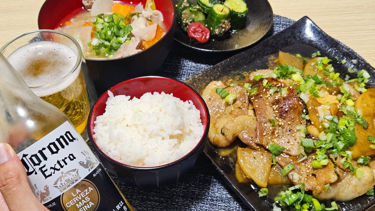 🍚豚バラ大根と豚汁
🍚白米と梅しそ胡瓜
🍺コロナビール
今日もお疲れ様です🌸
肉は大きくどーん！ざらめドバーっ！
仕上げにバターでじゅくじゅく～っ！
……大雑把っすねぇ…でもうまい笑
では皆様の良い夜に！かんぱーい🍻
#料理好きな人と繋がりたい
#晩ごはん #晩酌 #Twitter晩酌部