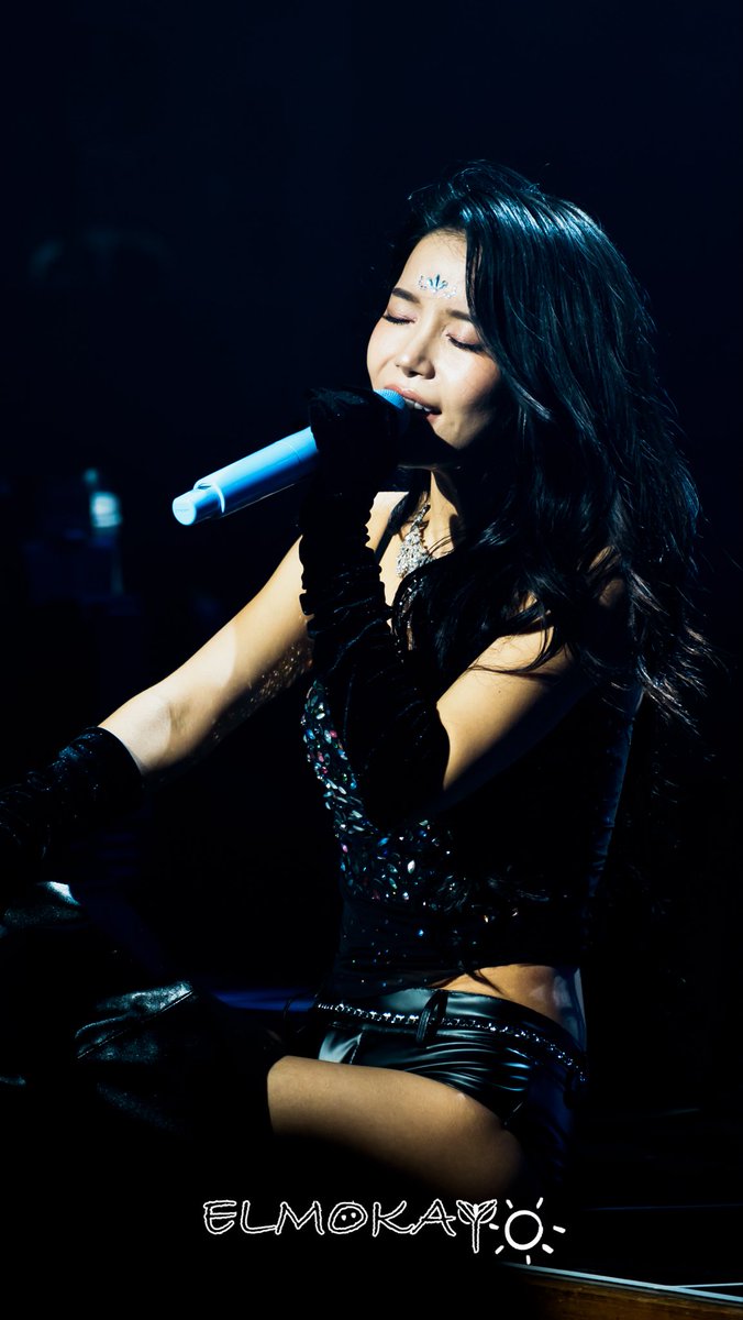 yongtinybear's tweet image. sobbing on the floor by her feet