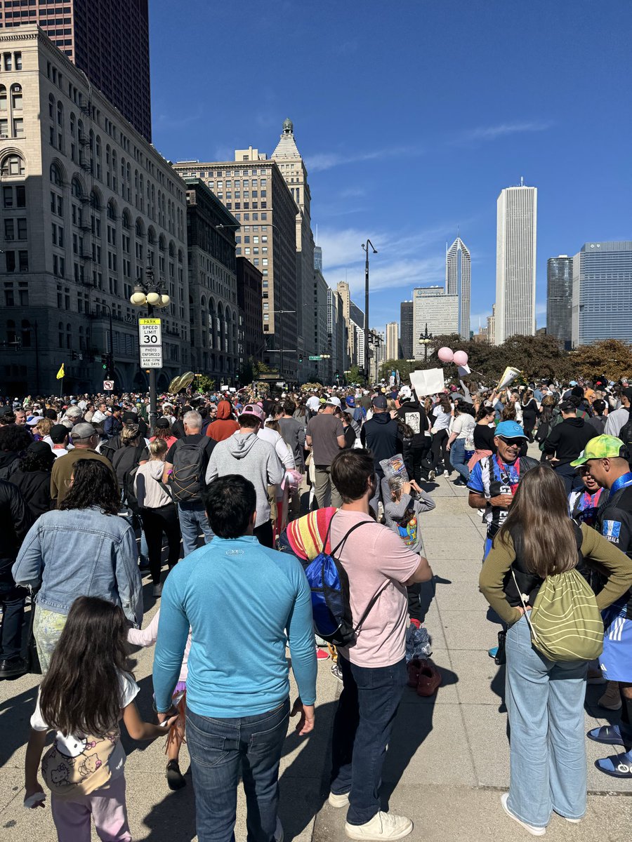 essmun's tweet image. Marathons: where even the average person can choose consistency over motivation and accomplish something most deem impossible. Was another amazing weekend in Chicago, and I’m very proud of my daughter and her boyfriend for keeping each other going even when the pain set in.