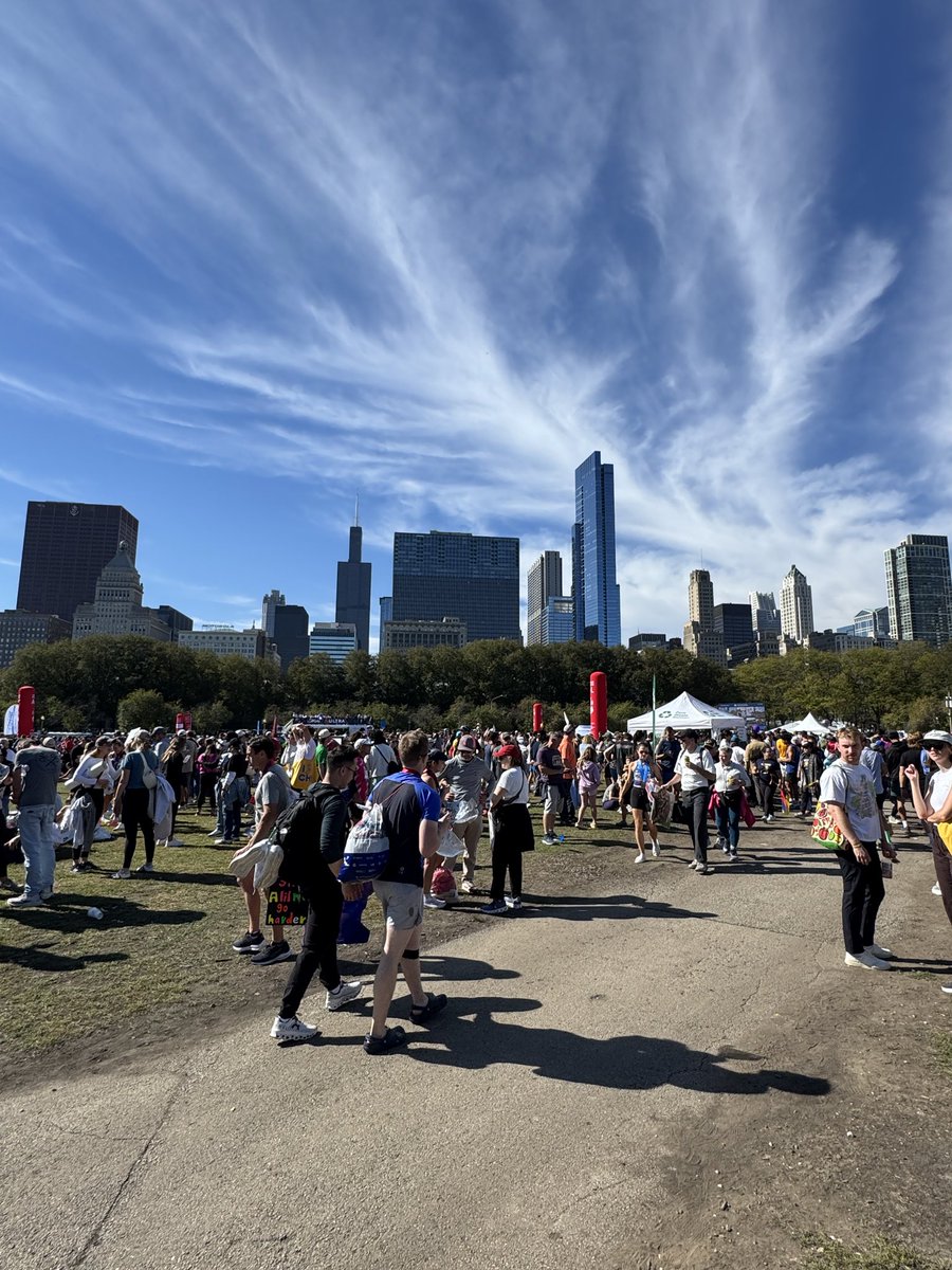 essmun's tweet image. Marathons: where even the average person can choose consistency over motivation and accomplish something most deem impossible. Was another amazing weekend in Chicago, and I’m very proud of my daughter and her boyfriend for keeping each other going even when the pain set in.