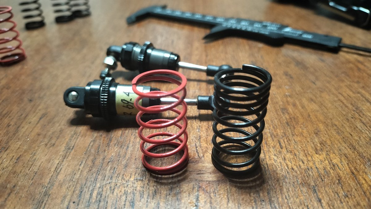 airacomet_p59rc's tweet image. #FoxHound のストロークをちょっとでも改良検討（悪いとは思ってない）

キット付属はリニア（赤）とプログレッシブ（黒）。
純正ダンパーは全長約70mm、さてどうしたもんか…

正直不満はなくて、亀岡のジャンプも気持ちよく飛べるし変な動きもなかったしねぇ

よりよくするため！