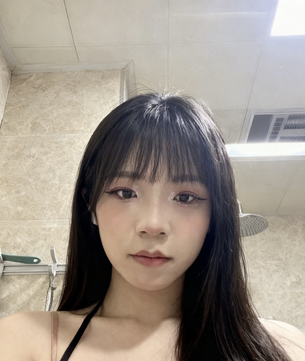 伪娘变美之化妆～今天日练习
1️⃣眼睫毛小技巧，夹子去夹一下更贴合
2️⃣修容做的还行，但整体的底妆偏脏，眼妆的卧蚕还没有学会。
3️⃣腮红有点像猴脸。需要选择合适色系，统一色系。注意晕染
社群还差2人建群啦😋欢迎一起讨论化妆，伪街
#伪娘 #cd
