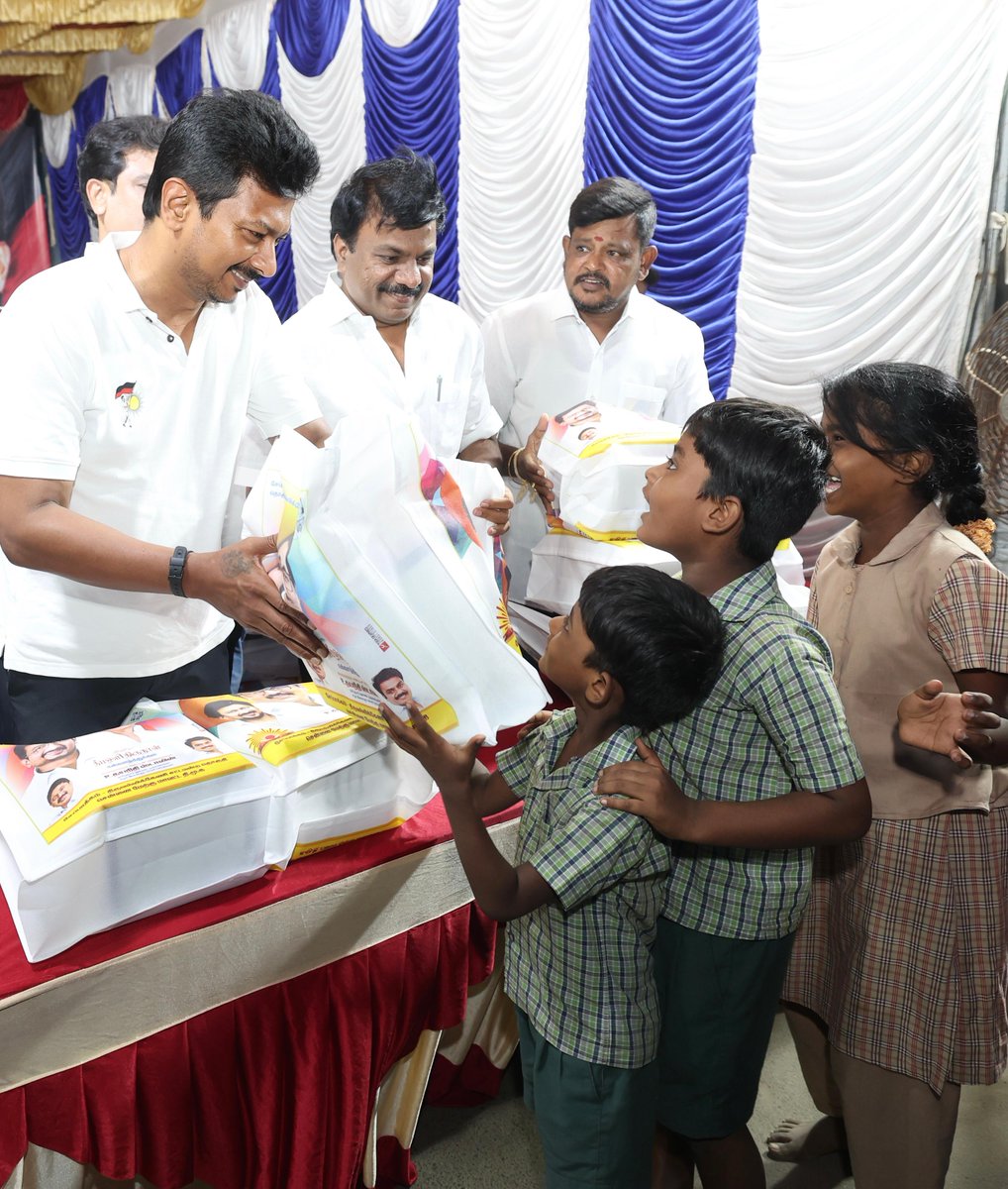 Udhaystalin's tweet image. நம் #ChepaukTriplicane தொகுதி மக்களுக்குத் தொடர்ந்து பல்வேறு நலத்திட்ட உதவிகளை வழங்கி வருகிறோம். அந்த வகையில், இன்று, சேப்பாக்கம் பகுதி, 62-ஆவது கழக வட்டம், சிந்தாதரிப்பேட்டை அக்ரகாரத் தெருப்பகுதியைச் சேர்ந்த 1000 பொதுமக்களுக்குப் பல்வேறு நலத்திட்ட உதவிகளை வழங்கி அவர்களுடன்…