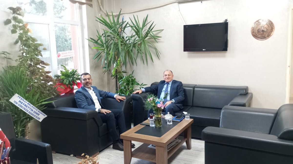 Eğitimci-Yazar Sn. Murat Doğan, İlçe Milli Eğitim Müdürümüz Sn. Mustafa KAHRAMAN’ı ziyaret ederek hayırlı olsun dileklerinde bulundu.

Nazik ziyareti için teşekkür ederiz.