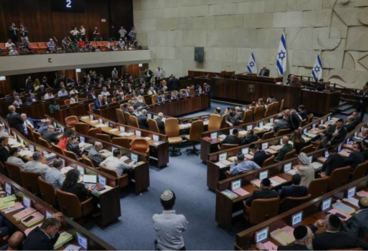 قبيل #طوفان_الأقصى كانت الصراعات الداخلية تفتك بإسرائيل،وكان حديث الجميع عن لعنة العقد الثامن وتفكك #إسرائيل الآن ستعود الصراعات الداخلية بشراسة غير مسبوقة،وهذه الاحتفالات ستتلاشى بعد قليل،و سنشاهد اسرائيل على حقيقتها بعد عامين من أطول حرب خاضتها في تاريخها،وإن غدا لناظره قريب