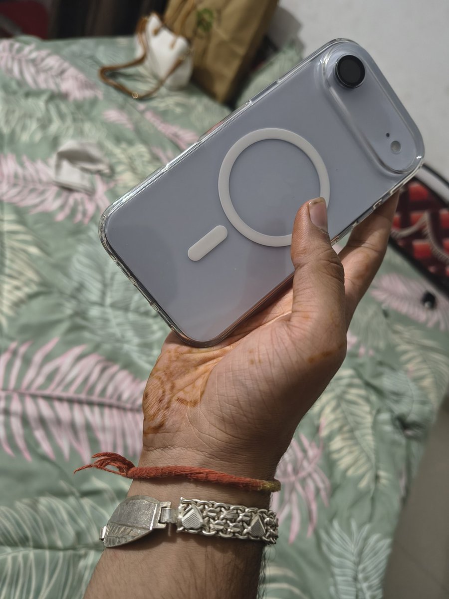 DukhHuaSunke's tweet image. My girlfriend gifted me iphone air 17 on her first marriage 🙏🙏🙏🤧🤧🥰🥰🥰😭😭😭❤️❤️