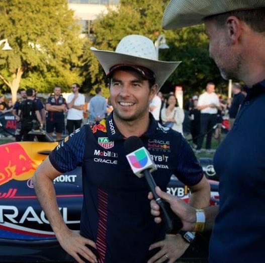 Checo con el sombrero encima de la gorra: 🤠🤠🤠

#USGP