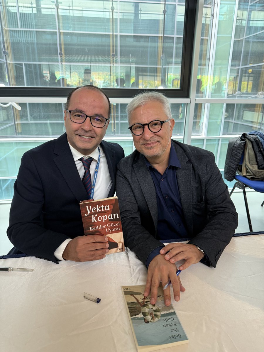 TED Ankara Koleji 3. Kitap Şenliği’nde sevgili Yekta Kopan ile bir araya gelme ve kitap imzalatma şansını yakaladık.

#TEDAnkaraKoleji #KitapŞenliği #Kitap #YektaKopan