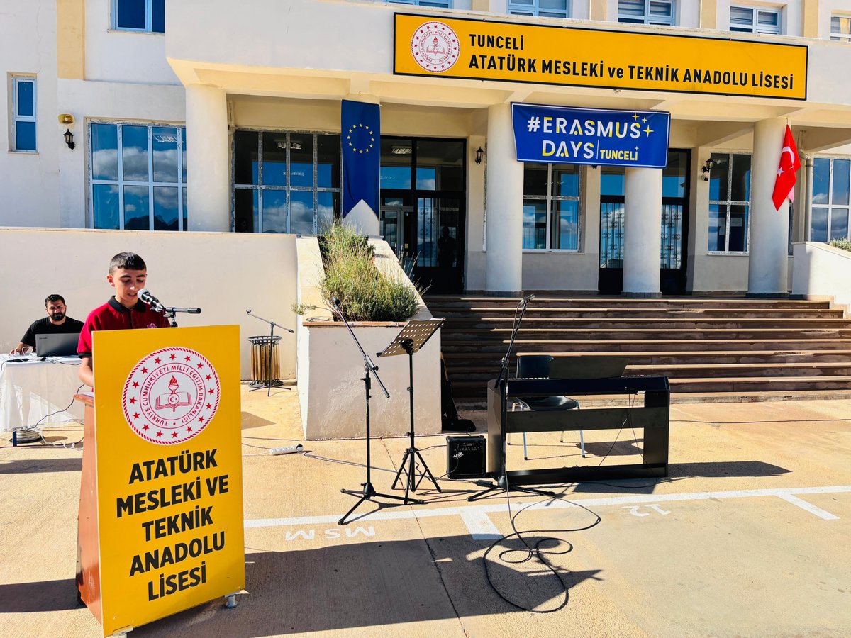 Tunceli_MEM's tweet photo. 🇪🇺 İlimizde #ErasmusDay Coşkusu🎊
🎉 Okullarımız, Erasmus+ ruhunu yansıtan birbirinden renkli ve anlamlı etkinliklerle #ErasmusDays coşkusuyla bir araya geldi!
#ErasmusDay etkinliğine İl Müdürümüz Sn. Bahameddin Karaköse, kurum yöneticilerimiz, okul/kurum müdürlerimiz, öğretmen ve öğrencilerimiz katıldı.
🌍 Kültürel çeşitliliğin, dilin, sanatın ve deneyim paylaşımının bir araya geldiği #ErasmusDay etkinliğinde öğrenci ve öğretmenlerimiz unutulmaz bir deneyim yaşadı.
"Farklı coğrafyalardan insanlarla tanışmak, yeni kültürler tanımak ve başka dillerde kendini ifade edebilmek günümüz dünyasında en önemli kazanımlar arasında yer alıyor."
İl Müdürümüz Sn. Bahameddin Karaköse yapmış olduğu konuşmada, Erasmus programının öğrencilerimize yalnızca bir yurt dışı deneyimi sunmakla kalmadığını aynı zamanda onların dünyaya daha açık, daha hoşgörülü, daha bilinçli bireyler olarak yetişmelerine katkı sağladığını ifade etti ve şunları söyledi: "Farklı coğrafyalardan insanlarla tanışmak, yeni kültürler tanımak ve başka dillerde kendini ifade edebilmek günümüz dünyasında en önemli kazanımlar arasında yer alıyor."
📍: Atatürk Mesleki Teknik ve Anadolu Lisesi
@tcmeb @Yusuf__Tekin @ulusalajans @sefikaygol @meb_sgb @ayhanozturkmeb @BahameddinK