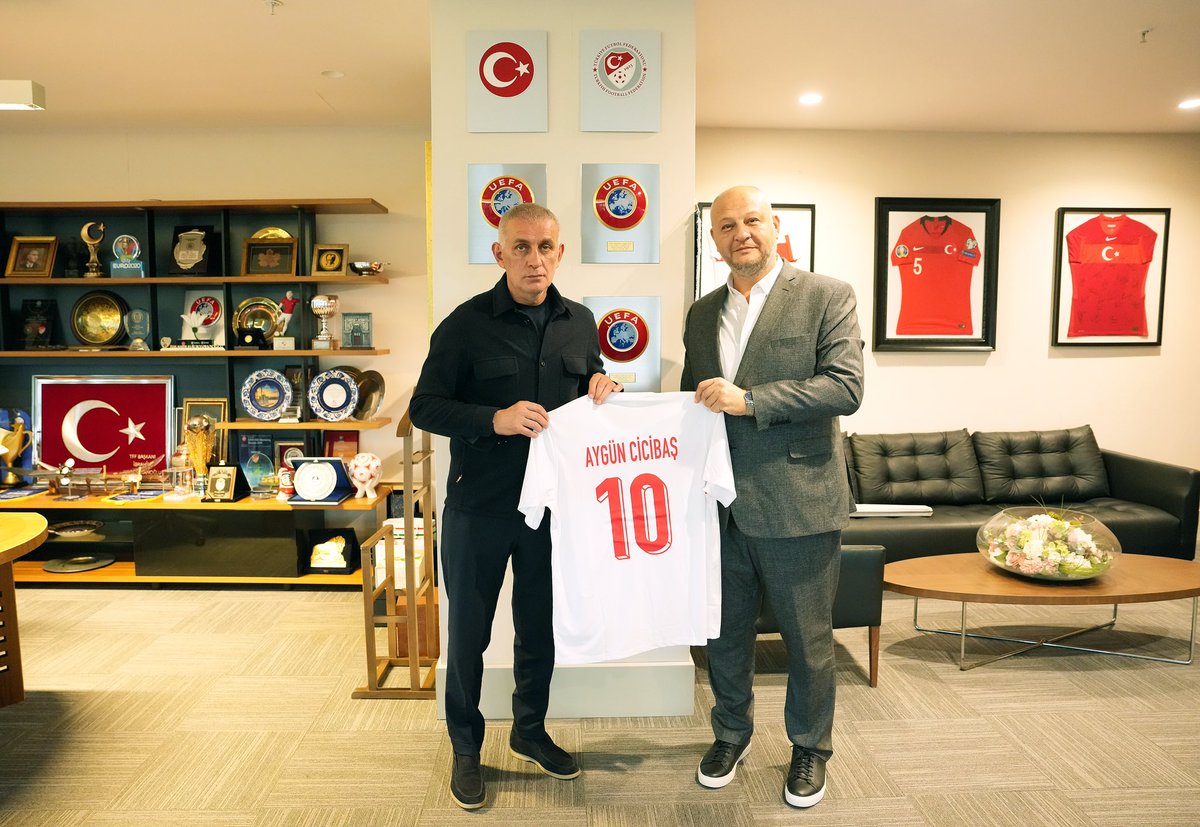TFF_Org's tweet photo. Karşıyaka Kulübü Başkanı Aygün Cicibaş, Türkiye Futbol Federasyonu Başkanı İbrahim Ethem Hacıosmanoğlu'nu makamında ziyaret etti.

Riva Hasan Doğan Millî Takımlar Kamp ve Eğitim Tesisleri'nde gerçekleşen ziyaretin sonunda TFF Başkanı Hacıosmanoğlu, Aygün Cicibaş'a bir A Millî Takım forması takdim ederken, Cicibaş da kendisine Karşıyaka forması hediye etti.