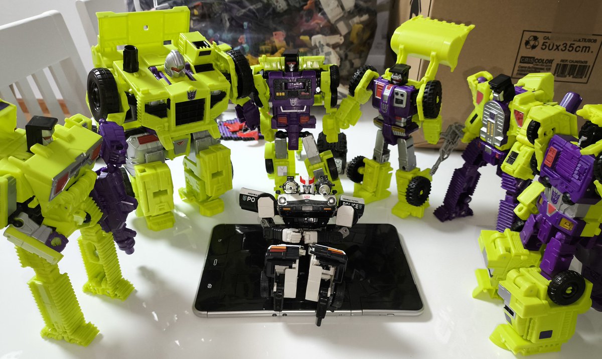 Serika_Izumi's tweet image. El que entiende entiende 😅
PD: La tablet que hace de litera improvisada es en realidad un Soundwave 😂 #constructiprowl