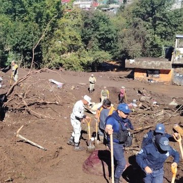Primera imagen muestra un area residencial en una region montanosa con casas de colores como rojo y blanco rodeadas de vegetacion exuberante, pero con inundacion severa, escombros flotantes, bananos y cinta amarilla de precaucion bloqueando el paso en medio de agua fangosa y lodo. Segunda imagen es una vista aerea de un area urbana con edificios, vehiculos estacionados y cultivos inundados por agua turbia, mostrando calles y estructuras sumergidas en un paisaje montanoso. Tercera imagen presenta a varios hombres uniformados con chalecos y cascos, algunos en blanco y azul, usando palas para remover lodo y escombros en un terreno fangoso cerca de edificios y arboles caidos.