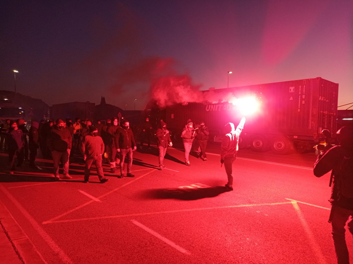 Després d’una última reunió amb l’objectiu d’evitar la vaga, l’empresa Bergé continua enrocada.

Demà aturarem les terminals de Barcelona, Bilbao, Avilés i Gijón! Ni un pas enrere en defensa dels nostres drets! Unitat de classe contra els abusos empresarials!