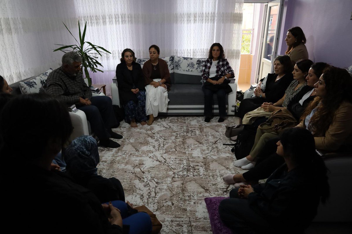rosakadinderne1's tweet photo. Başta aile olmak üzere tüm kadın örgütlerinin ve kamuoyunun Rojin Kabaiş'in 'intihar etmediği' iddiaları haklı çıktı. Yüreğimizdeki acının hafiflemesi adına fail ya da faillerin en ağır cezayı almaları için aile ile birlikte verdiğimiz mücadele ve  dayanışmamız devam edecek! https://t.co/nX9gYeo94s