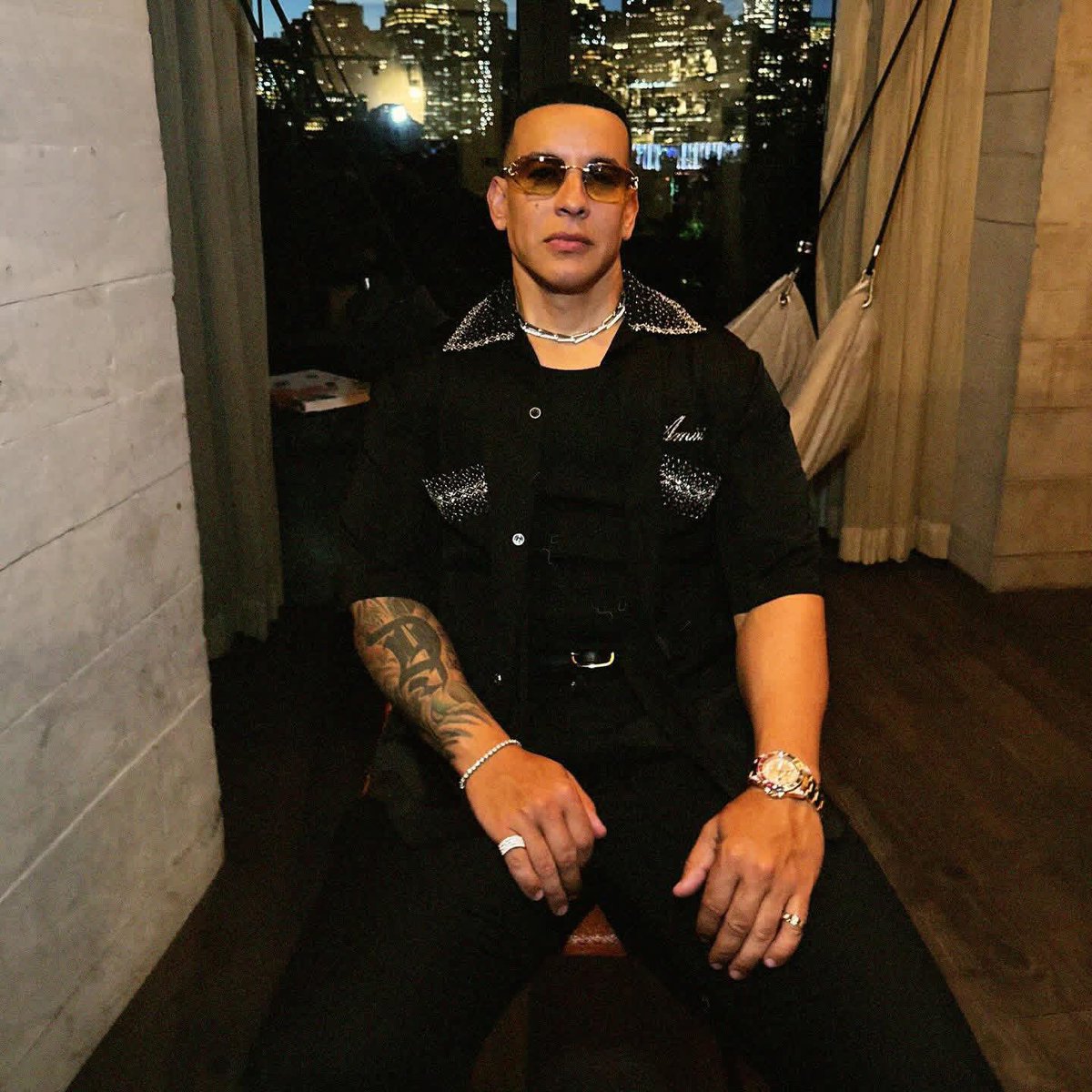 daddy_yankee's tweet photo. Algunas fotitos y una buena conversación con mucha gente linda que le gusta sonreírle a la vida. New York siempre es una buena opción para pasarla bien!! Gracias Dios!! 🙏🏾 https://t.co/1j7b02h3Va