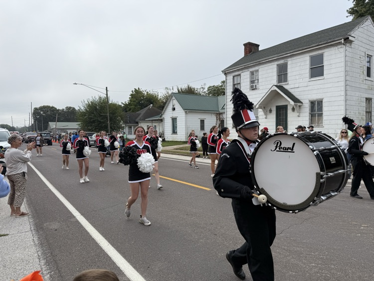 🎶🍎 Clopton Pride was out in full force at Applefest this weekend!

Our Marching Band &amp; Cheerleaders represented us proudly, great job to all! 👏🖤🤍
#CloptonPride #Applefest2025